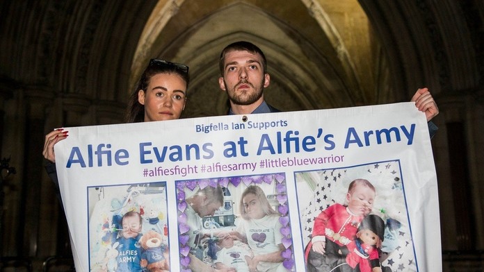 Tom Evans s priateľkou bojujú za záchranu syna