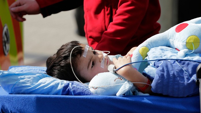 Britský chlapec Ashy King odchádza po prvej liečbe mozgového nádoru z pražského Protónového centra.