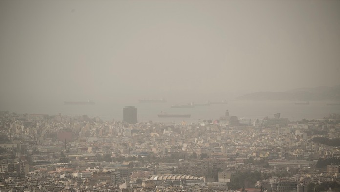 OBRAZOM: Atény zahalili oblaky prachu zo Sahary. Lekári varujú rizikové osoby pred „toxickou zmesou“