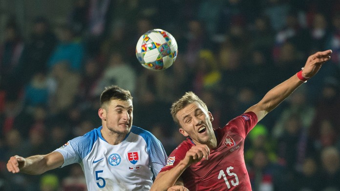 Vľavo slovenský záložník Matúš Bero a vpravo český záložník Tomáš Souček.