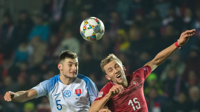 Vľavo slovenský záložník Matúš Bero a vpravo český záložník Tomáš Souček.