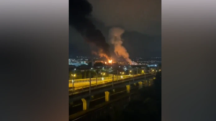 VIDEO: Po útoku ukrajinských dronov horí sklad ropy v ruskom Soči