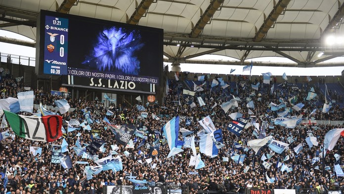 V Serii A sa rozdávali doživotné zákazy. Tribúnu Lazia zaplavili sympatie k fašizmu