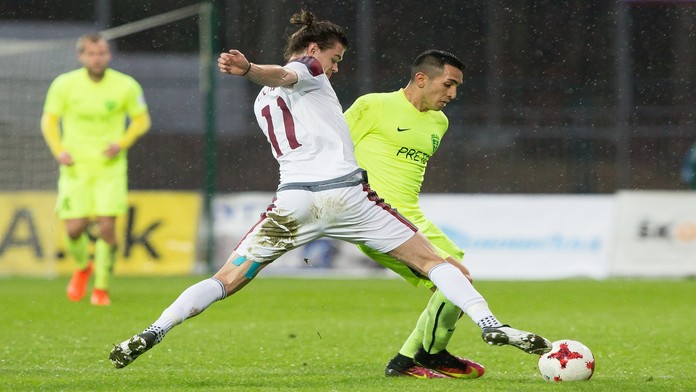 Na snímke zľava Matej Kochan (Podbrezová) a Ivan Santiago Diaz (Žilina).