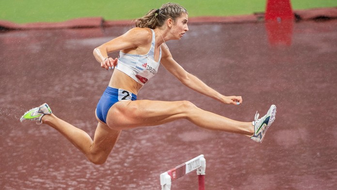 Na snímke slovenská atlétka Emma Zapletalová počas semifinále behu na 400 m prekážok na LOH v Tokiu.