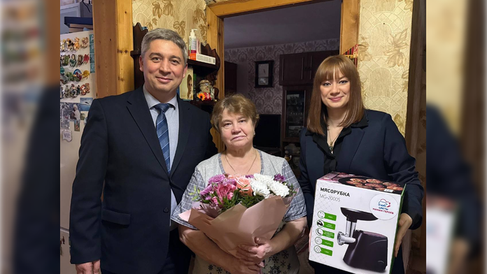 Členovia Putinovej strany darovali matkám vojakov padlých na Ukrajine mlynčeky na mäso