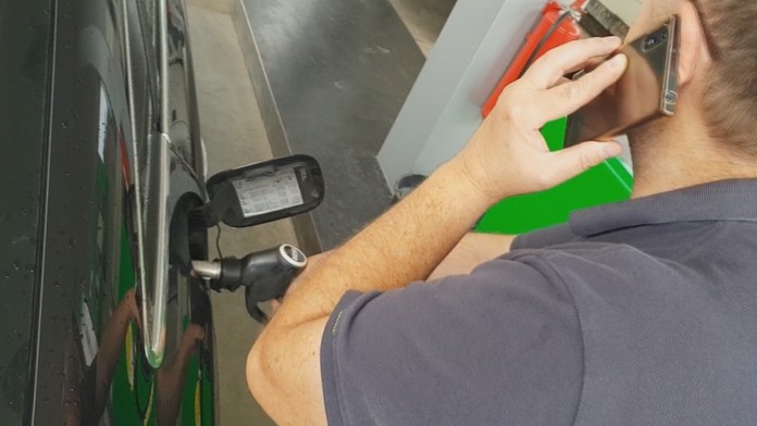 Telefonovanie pri tankovaní 