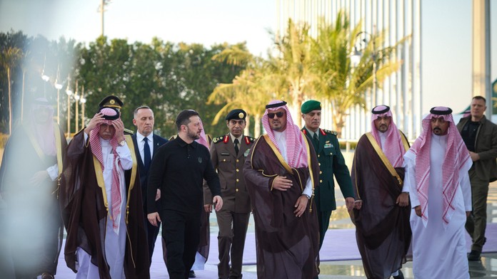 Na snímke ukrajinský prezident Volodymyr Zelenskyj (uprostred vľavo) a viceguvernér saudskoarabskej provincie Mekka princ Saúd bin Mišál bin Abdalazíz.