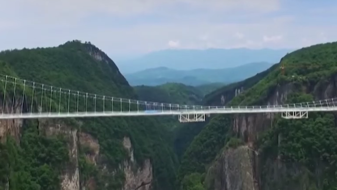 Sklenený most ponad údolie.