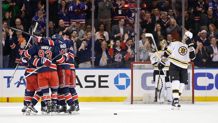 Slovenský hokejový obranca Zdeno Chára sa bodovo presadil v noci na štvrtok v zámorskej NHL.