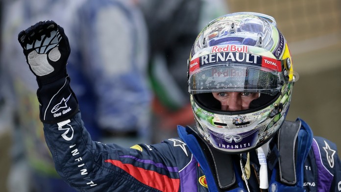 Nemecký jazdec Sebastian Vettel z Red Bullu sa raduje po víťazstve v kvalifikácii na VC Brazílie 23. novembra 2013 v Sao Paule.