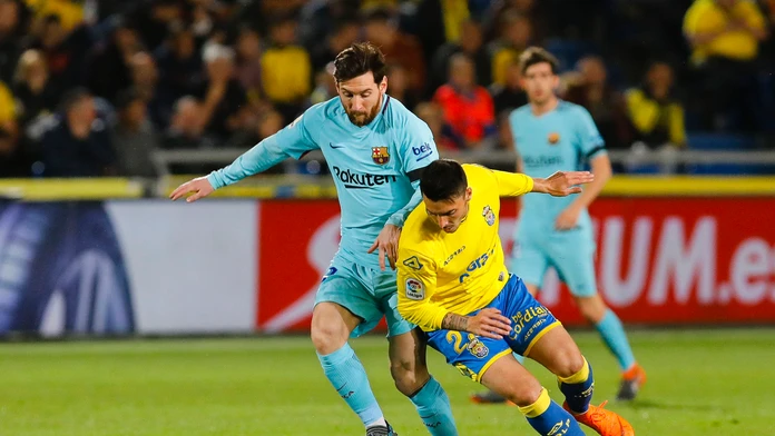 Ximo Navarro (vpravo) z Las Palmas atakuje Lionela Messiho z Barcelony.