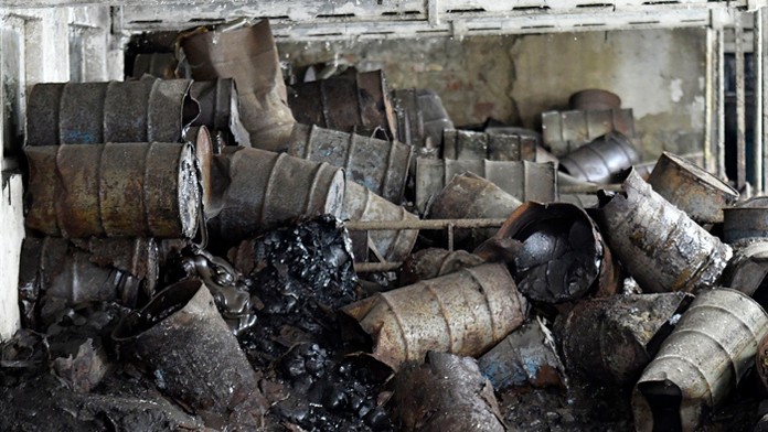 Nezabezpečené sudy s PCB látkami počas sanačných prác v bývalej ošipárni vo zvernici Orlova (areál Chemko Strážske).