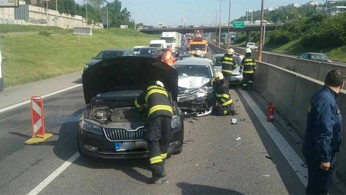 Hromadná nehoda za tunelom Sitina (archívna snímka)