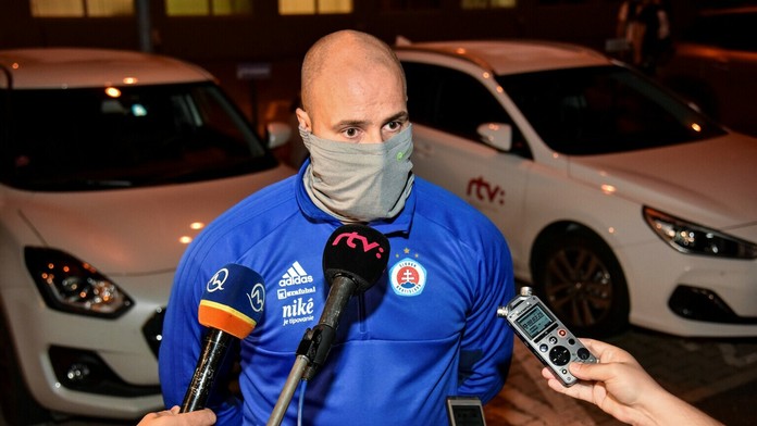 Polícia kontroluje okolie.