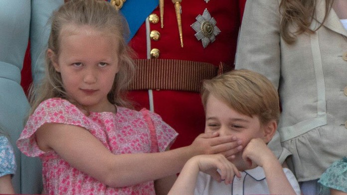 Ten moment, keď princa Georga utíši jeho sesternica. Jej pohľad valcuje internet