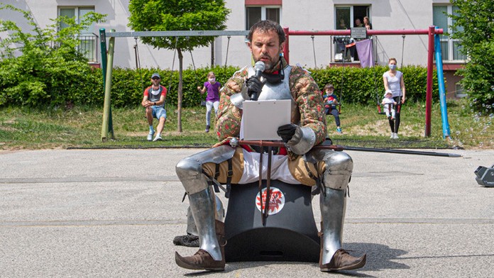 Muž nesie rakvu v meste Manaus na severe Brazílie.