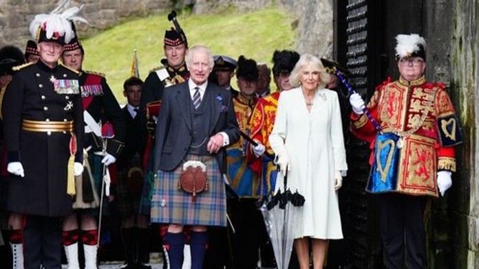 Kráľ Karol III. na oslavách v Škótsku. 