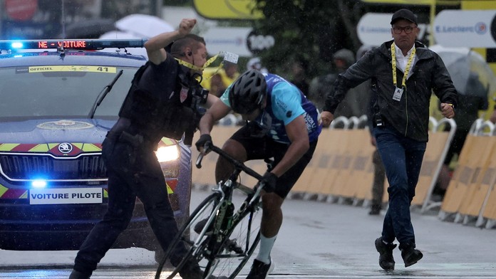 VIDEO: Jeho neuvážený čin mohol skončiť zle. Policajt spacifikoval muža, ktorý vtrhol na trať TdF tesne pred cieľom etapy