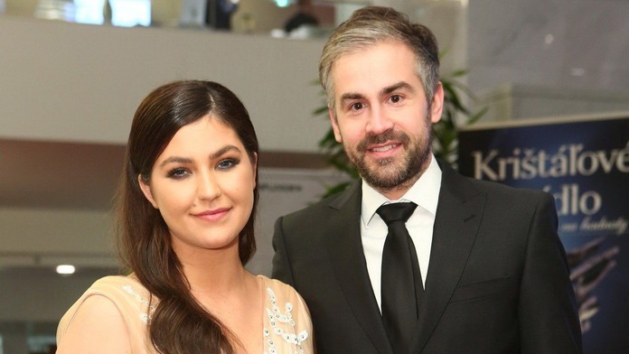 Muž frézuje sneh v obci Staré Hory smerom na horský priechod Donovaly po hustom snežení.