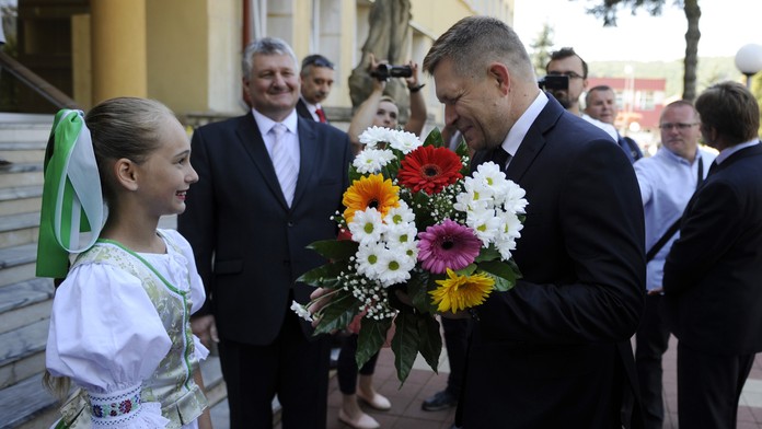 Na snímke privítanie predsedu vlády SR Roberta Fica pred výjazdovým rokovaním vlády vo Svidníku.