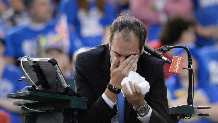 Empajrový rozhodca Arnaud Gabas si chladí zranenú tvár.