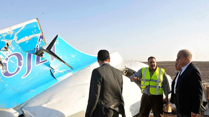 Egyptský premiér Šerif Ismail a ďalší štátni predstavitelia na mieste nešťastia