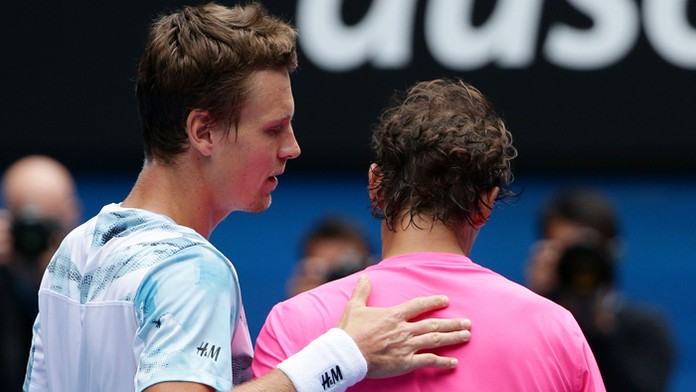 Tomáš Berdych utešuje Rafaela Nadala po prehre na AO.