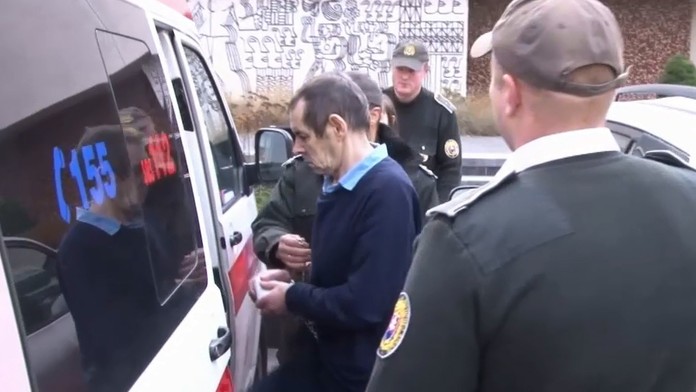 Sestru ubil kladivom pre 300 eur. Namiesto vypočutia trestu ho viezli do nemocnice