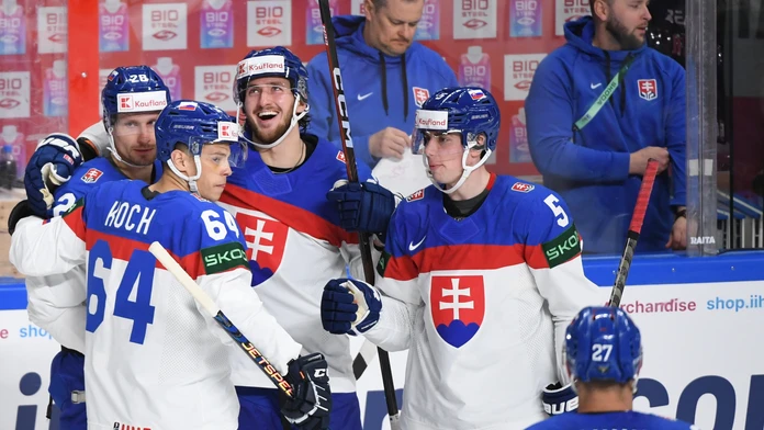 Na snímke gólová radosť hráčov Slovenska po góle Richarda Pánika.