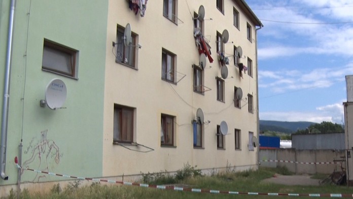 Chlapček vypadol z okna tejto bytovky.