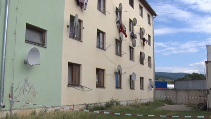 Chlapček vypadol z okna tejto bytovky.