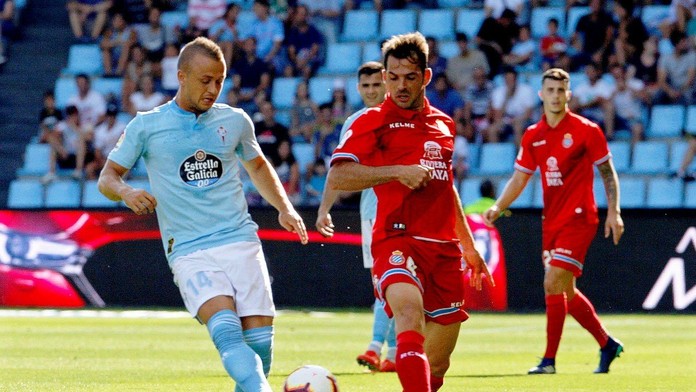 Stano lobotka (Celta Vigo) v súboji o loptu s Victorom Sanchezom (Espanol).
