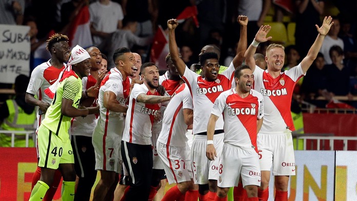 Nadšenie hráčov AS Monaco po získaní francúzskeho titulu.