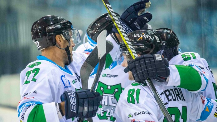 Hráči Nových Zámkov sa tešia z gólu 