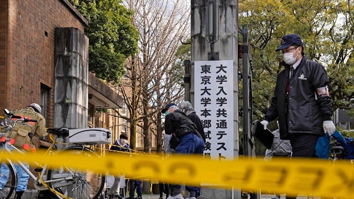 Opáskovaná Tokijská univerzita, pred ktorou dobodal mladík troch ľudí.