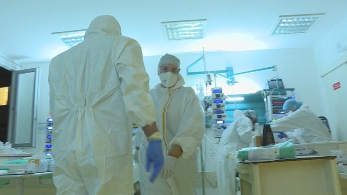 Dočkajú sa zdravotníci mimoriadnych odmien či zvýšenia platov? Podmienené je to reformami