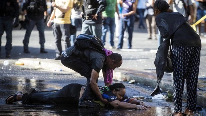 Migranti sa dostali do potýčky s talianskou políciou.