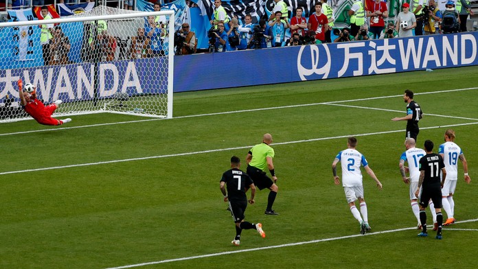 Islandský brankár Hannes Halldorsson chytil Messiho penaltu.