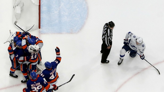 Radosť hráčov NY Islanders po záverečnej siréne.