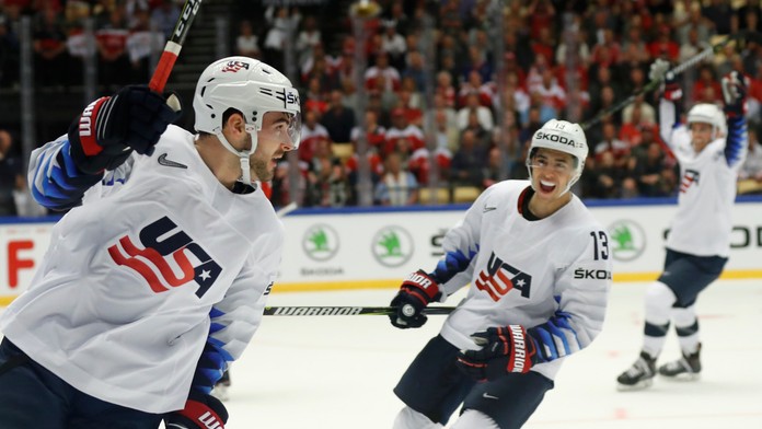 Americký hráč Will Butcher (vľavo) oslavuje s Johnnym Gaudreauom úvodný gól do bránky Dánska.