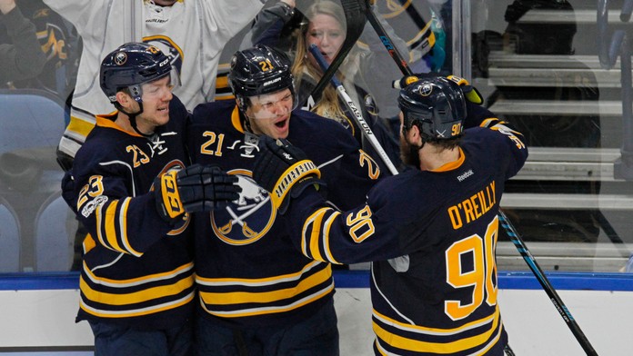 Kyle Okposo (v strede) sa so spoluhráčmi z Buffala raduje zo svojho gólu v zápase proti San José.