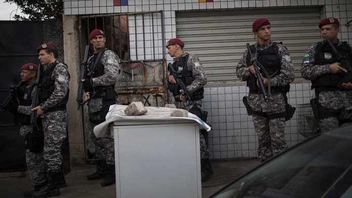 Brazílska armáda zneškodnila výbuchom podozrivú tašku.