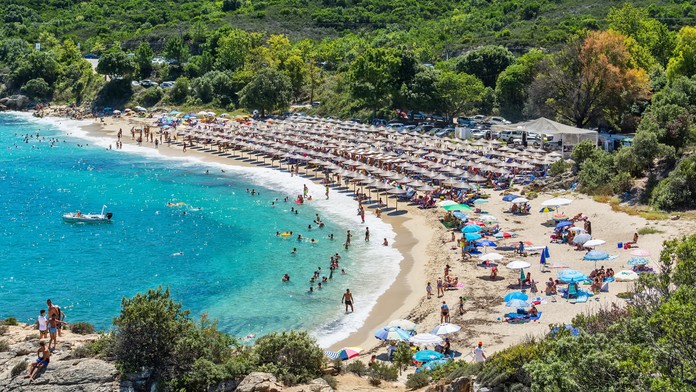 Obmedzený počet ležadiel a kontroly dronom. Jedna z najobľúbenejších destinácií zavádza na plážach revolúciu