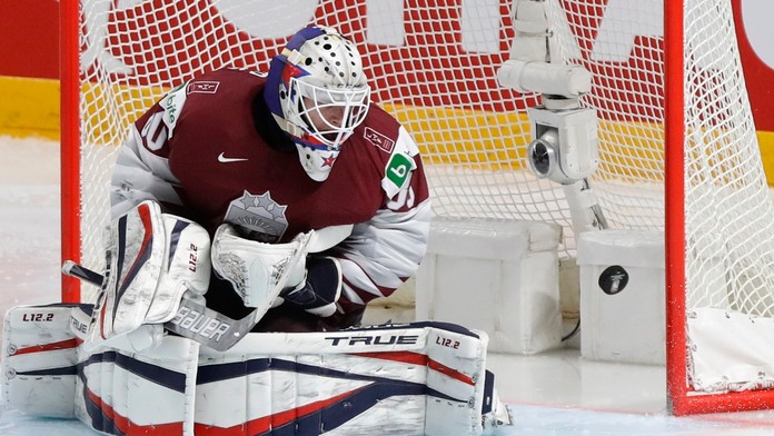 Brankár Matiss Kivlenieks počas zápasu proti Nórsku na MS 2021 v lotyšskej Rige.