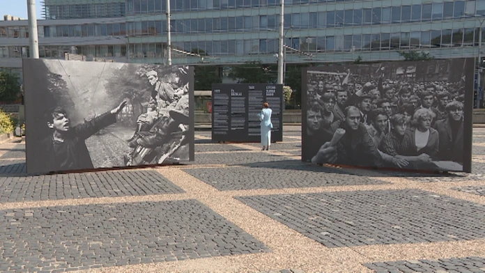 Vpád okupantov v auguste 1968 a občiansky odpor pripomínajú výstavy fotografií v piatich slovenských mestách. 
