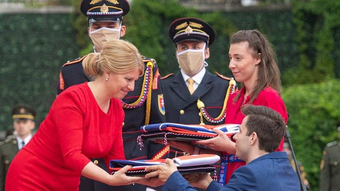 Prezidentka Zuzana Čaputová s gymnastkou Barborou Mokošovou a paralympionikom Radoslav Malenovský na sľube pred OH 2020..