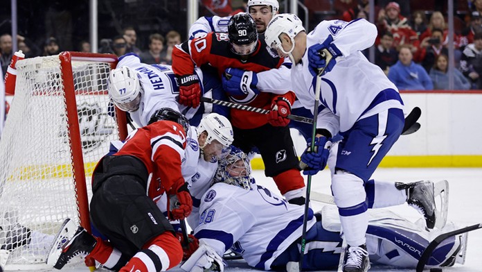 Tretí sprava s číslom 90 slovenský útočník Devils Tomáš Tatar.