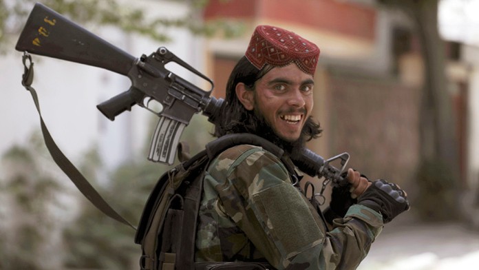 Bojovník Talibanu hliadkuje na ulici v štvrti Wazir Akbar Khan v Kábule.