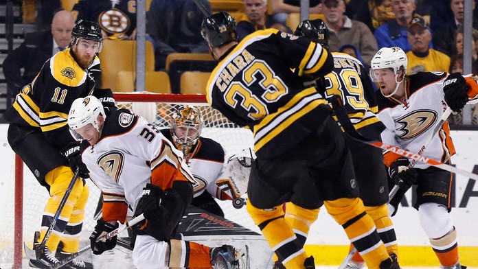 Zdeno Chára skóruje.